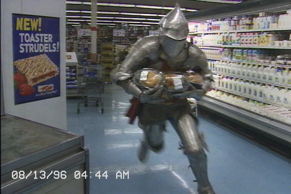 VHS-stillbild: kaos i matbutiken